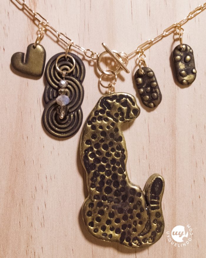 Tour de cou léopard doré avec breloques Gatsby par Uquelindo